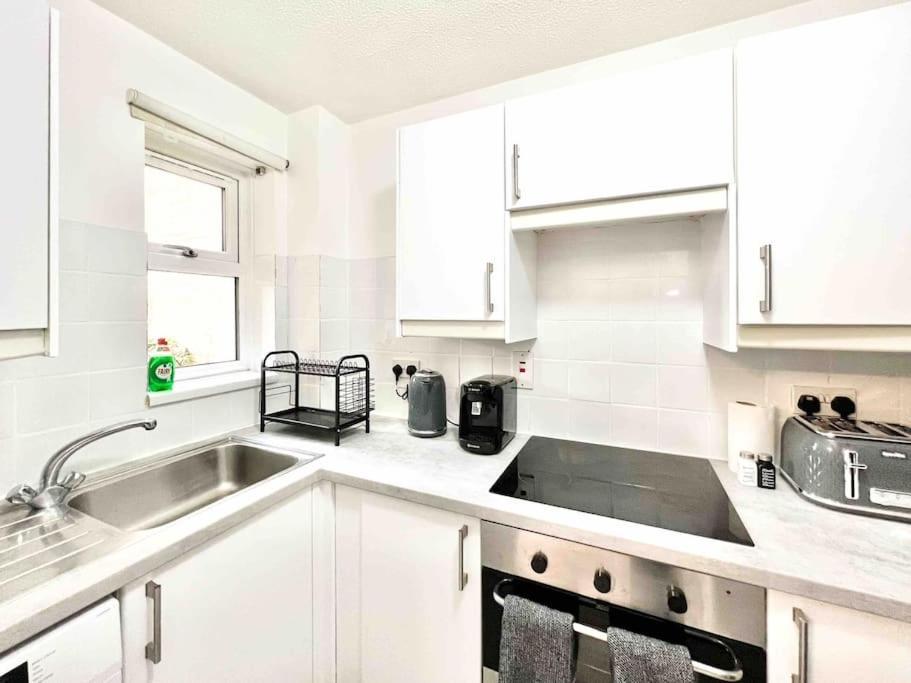 Free Parking - Business Or Relocation - Weekly Or Monthly - 4 Guests By Hofin Stays Short Lets & Serviced Apartment