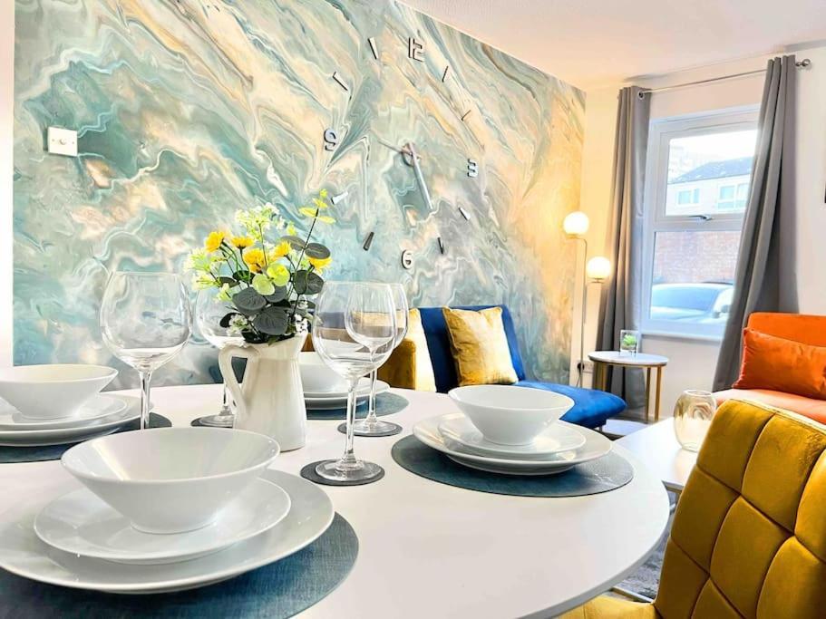 Free Parking - Business Or Relocation - Weekly Or Monthly - 4 Guests By Hofin Stays Short Lets & Serviced Apartment *
