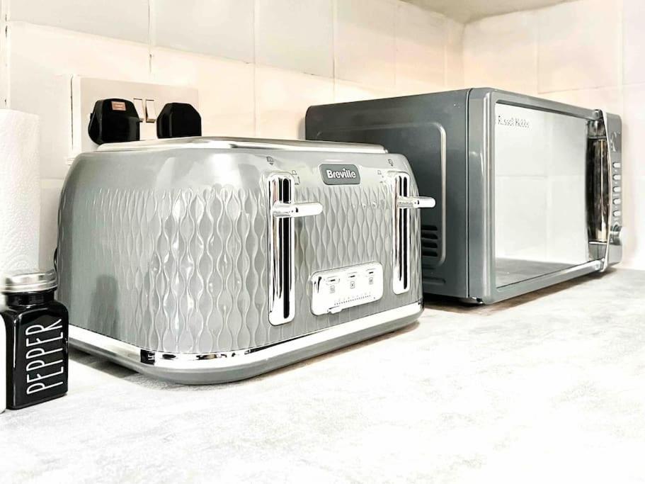 Free Parking - Business Or Relocation - Weekly Or Monthly - 4 Guests By Hofin Stays Short Lets & Serviced Apartment *