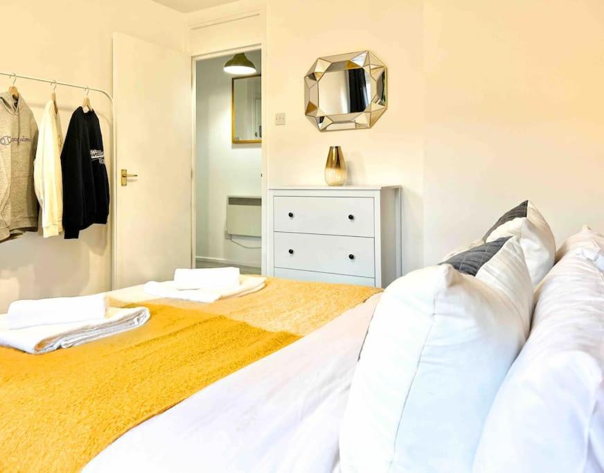Free Parking - Business Or Relocation - Weekly Or Monthly - 4 Guests By Hofin Stays Short Lets & Serviced Apartment *
