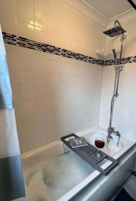 Lovely, Two Bedroom Central Location Apartamento Londres