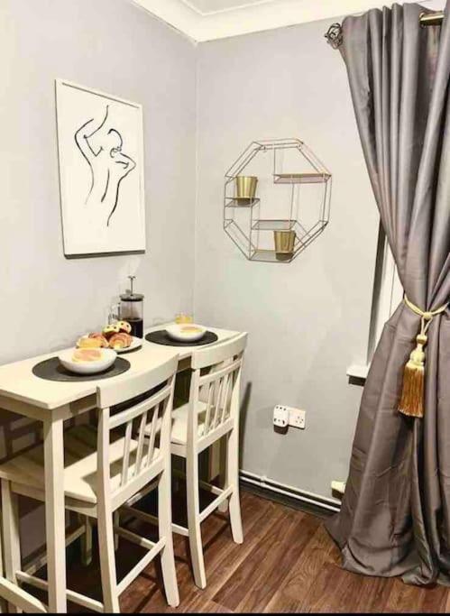 Lovely, Two Bedroom Central Location Apartamento Londres