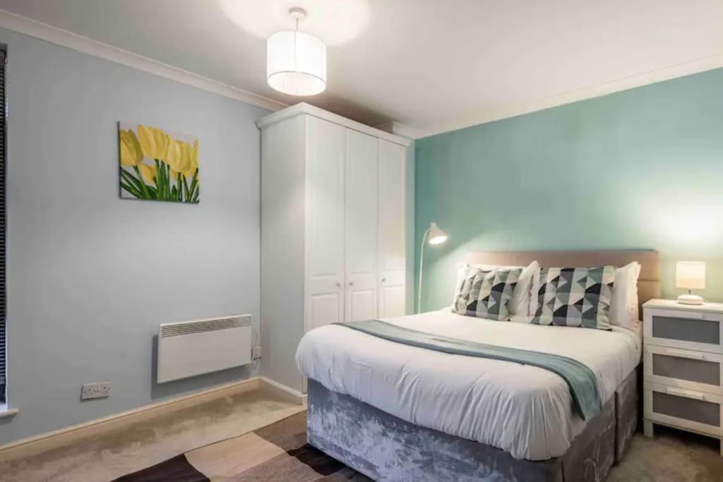 Apartment 1 Bedroom Flat With Free Parking *