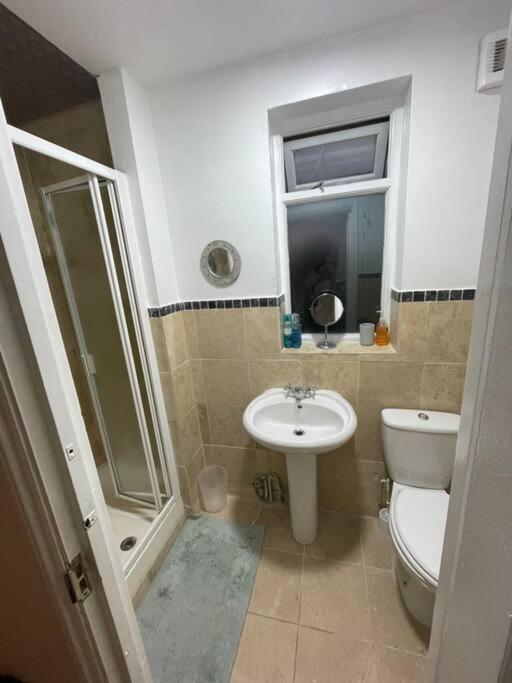 Apartment 3 Double Bedroomed Flat, Acton. London, Uk