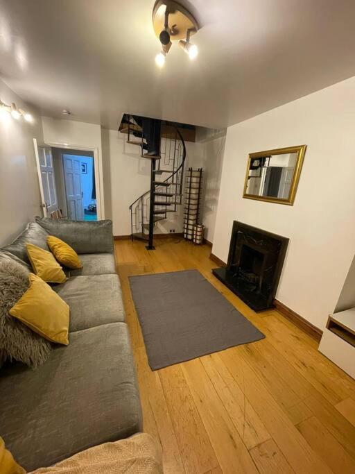 Apartment 3 Double Bedroomed Flat, Acton. London, Uk *