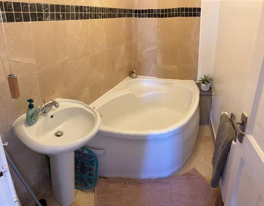 3 Double Bedroomed Flat, Acton. London, Uk Apartment London