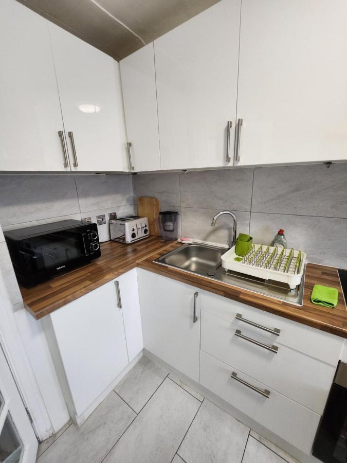 Flat: Quick Access, Refurbished 3-bed Near Station Apartment *