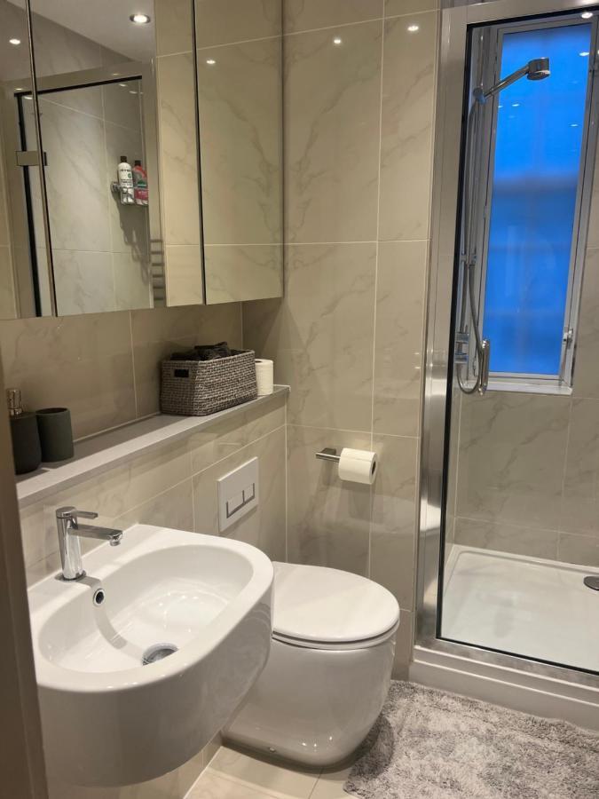 2 Bedroom Just Off Kings Road Apartamento