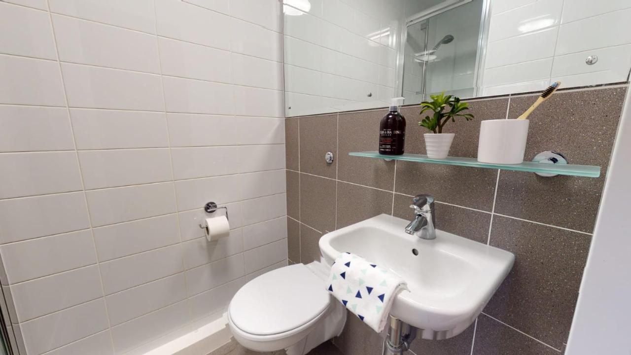 Private Bedrooms And Minutes Away From Wembley Stadium At Sterling Court * London