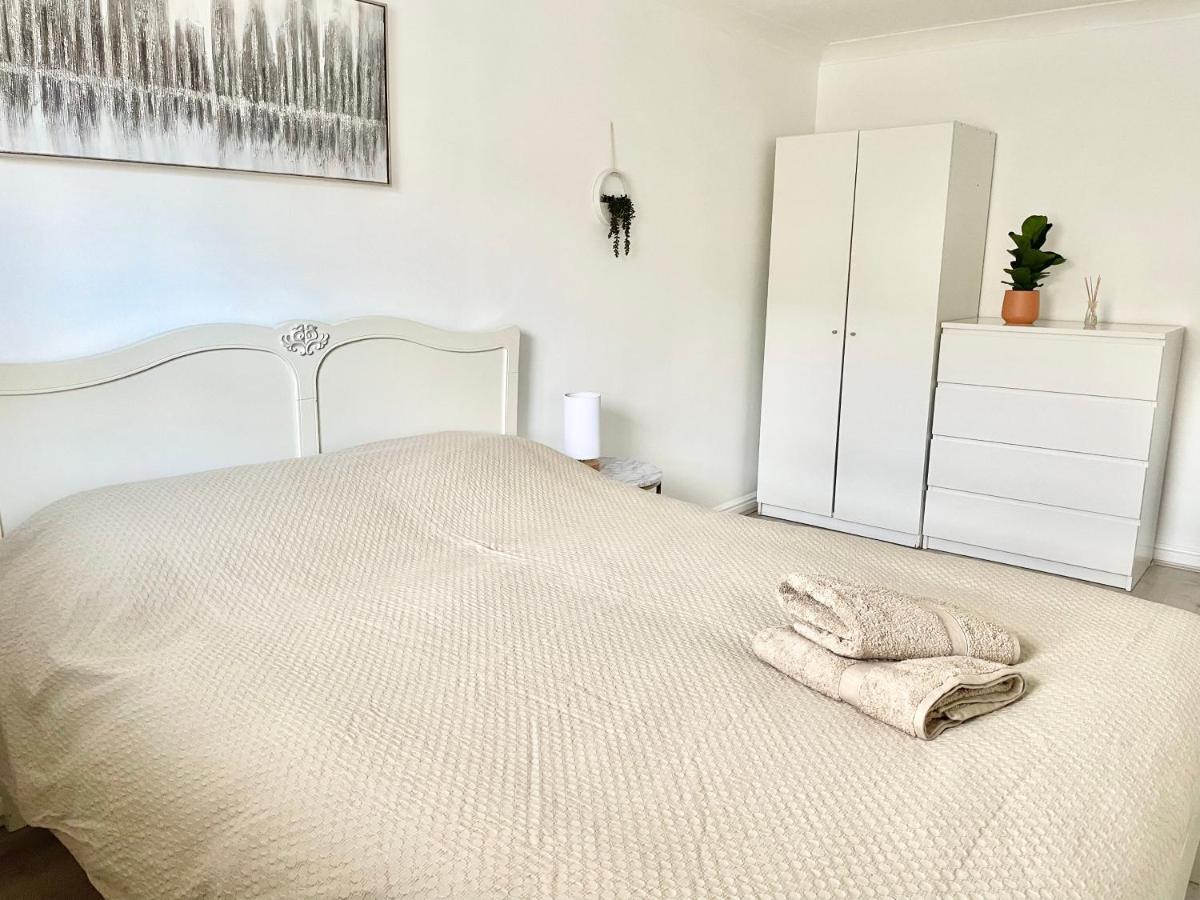 Verwood Entire With Free Gated Parking On The Island Apartment *