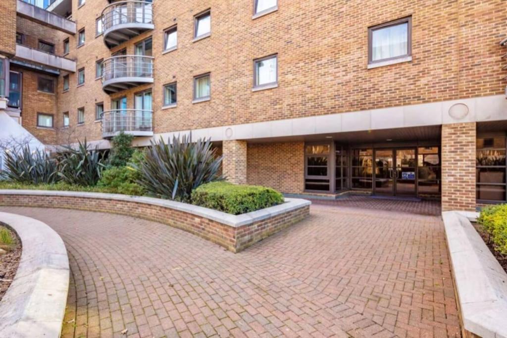 1 Bedroom Flat With Free Parking * London