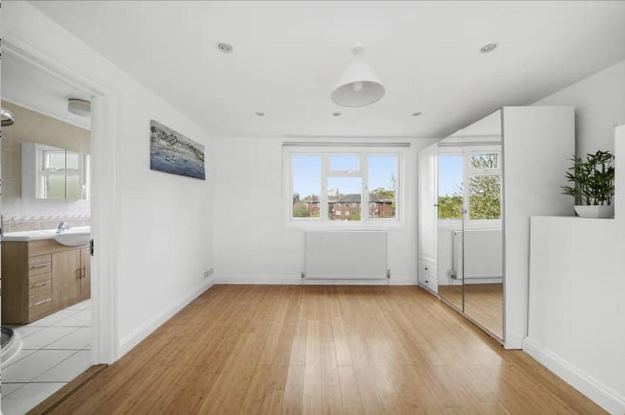 Apartment Hanger Lane Hububb *
