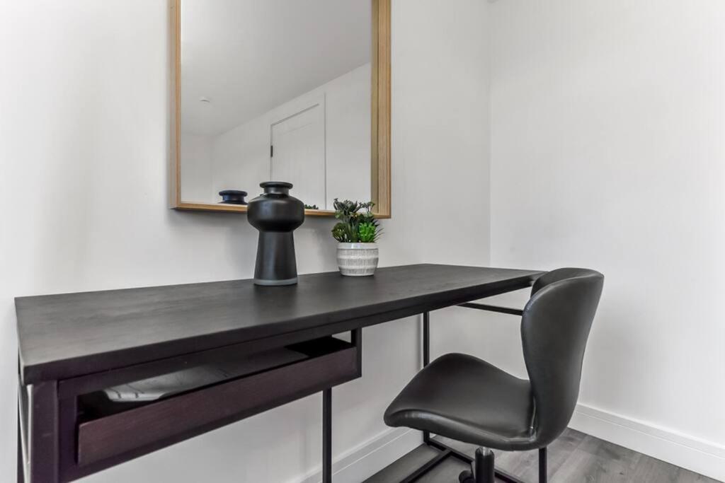 Hunky 3 Bedroom Flat In Hereward, Apartment