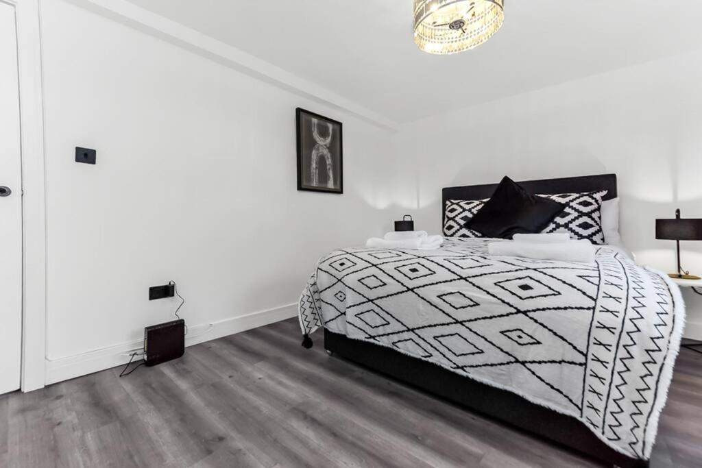Hunky 3 Bedroom Flat In Hereward, Apartment London