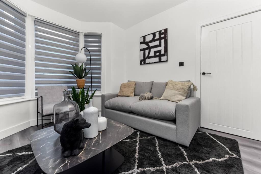 Hunky 3 Bedroom Flat In Hereward, Apartment London
