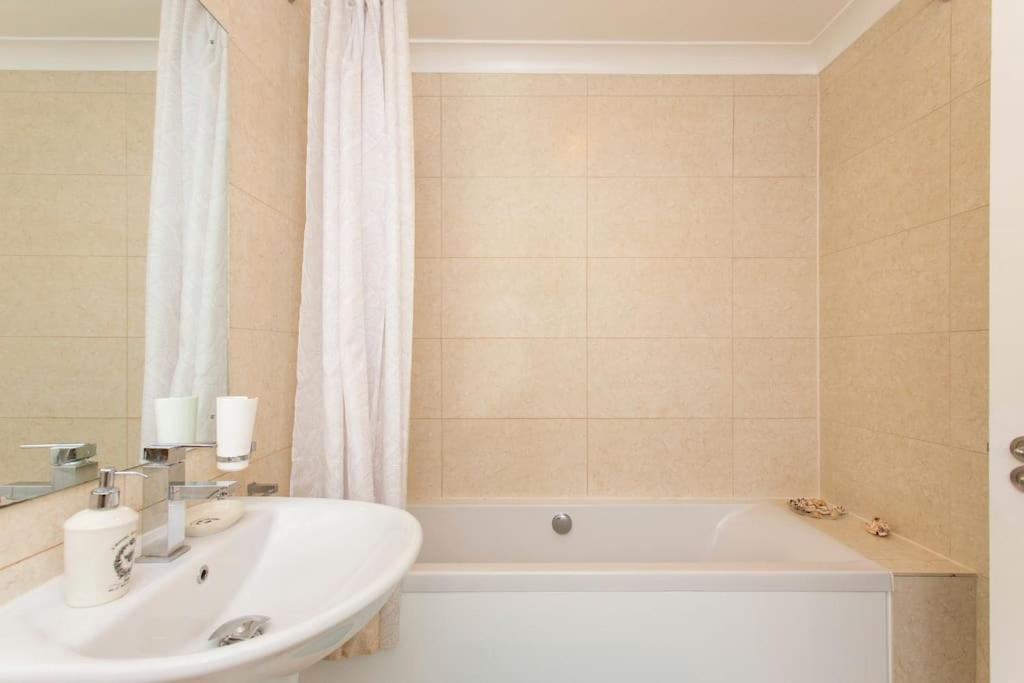2 Bed Flat Near Westfield, West Apartment