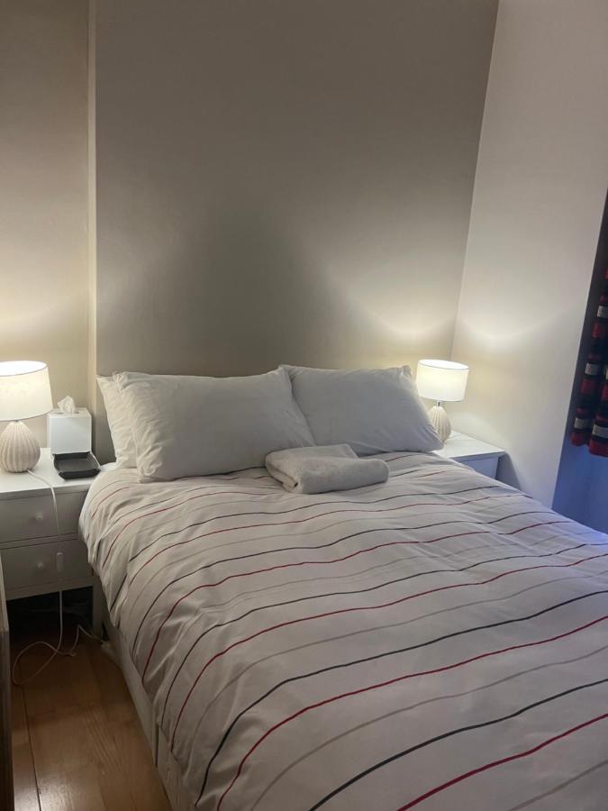 2 Bedroom Just Off Kings Road Apartamento