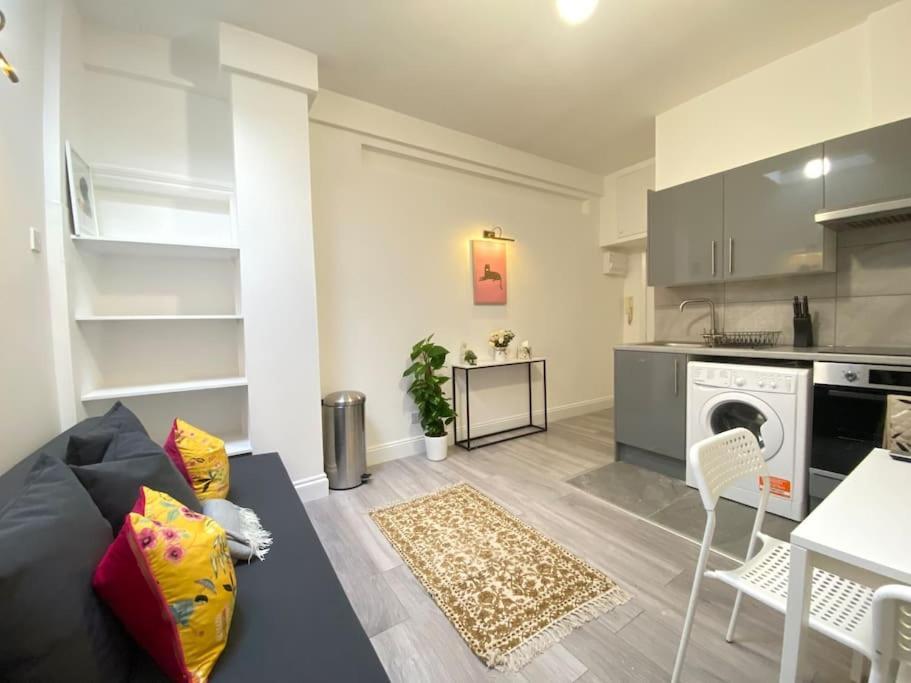 The Spotted Cat… London! Apartment London