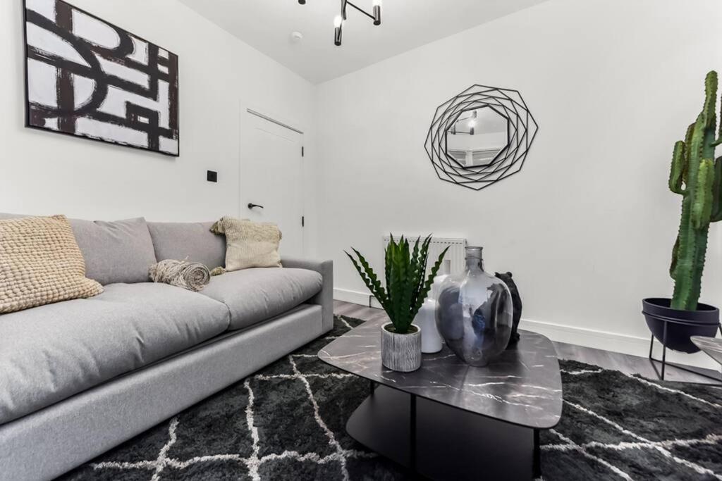Hunky 3 Bedroom Flat In Hereward, London
