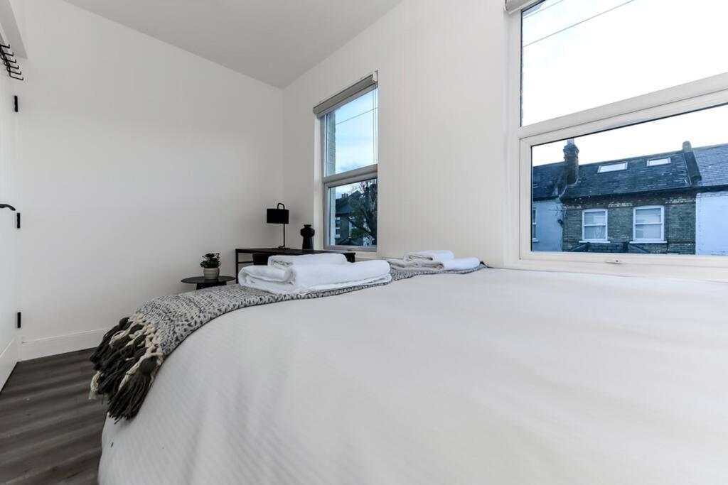 Apartment Hunky 3 Bedroom Flat In Hereward, *
