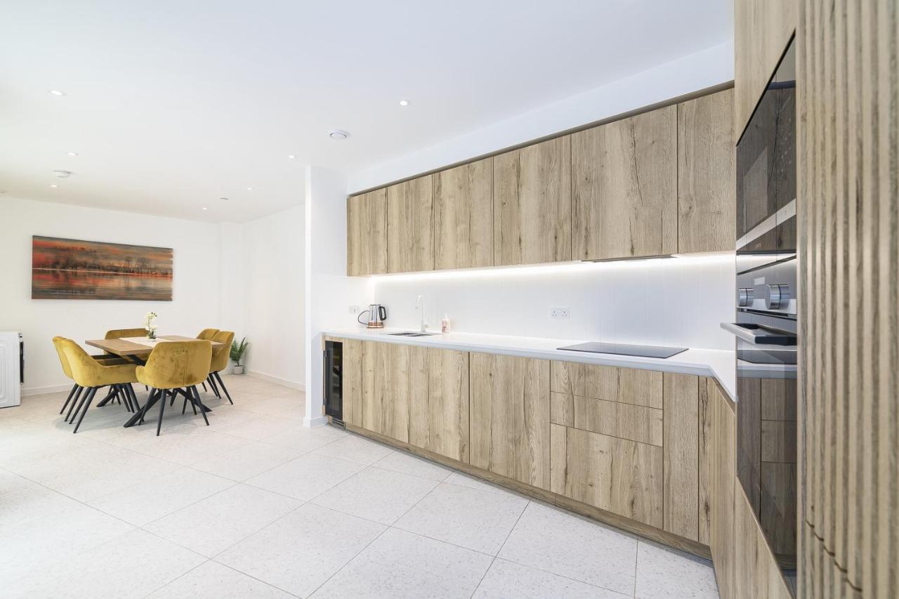 Homestay In Shared Luxury Flat