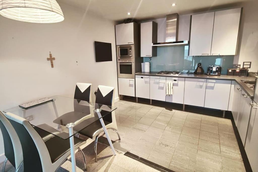 Apartment Custom House London