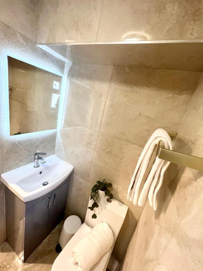 Cosy Trio: Flexible Near Mall With Parking Holiday home London