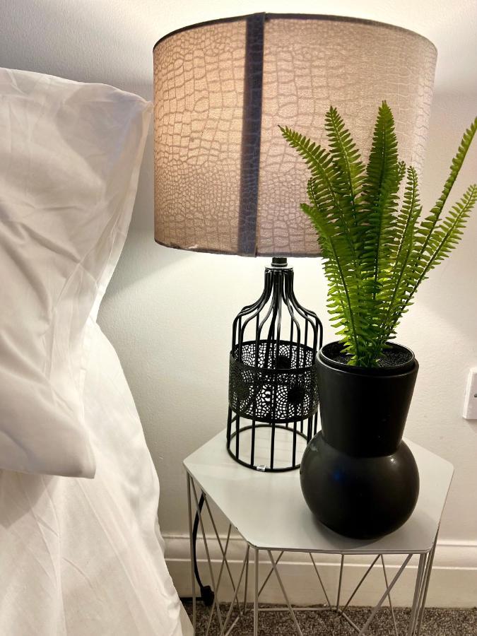 Cosy Trio: Flexible Near Mall With Parking London