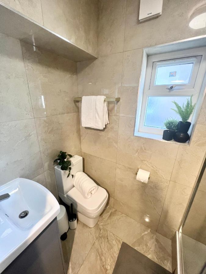 Holiday home Cosy Trio: Flexible Near Mall With Parking London