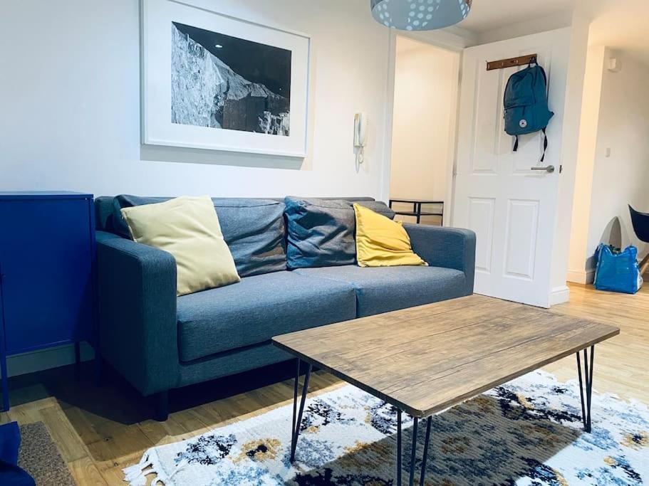 One Bedroom Near Dalston Station Apartment