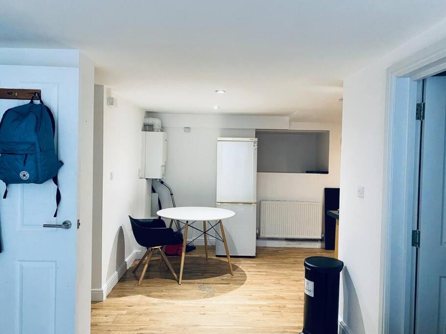 One Bedroom Near Dalston Station Apartment