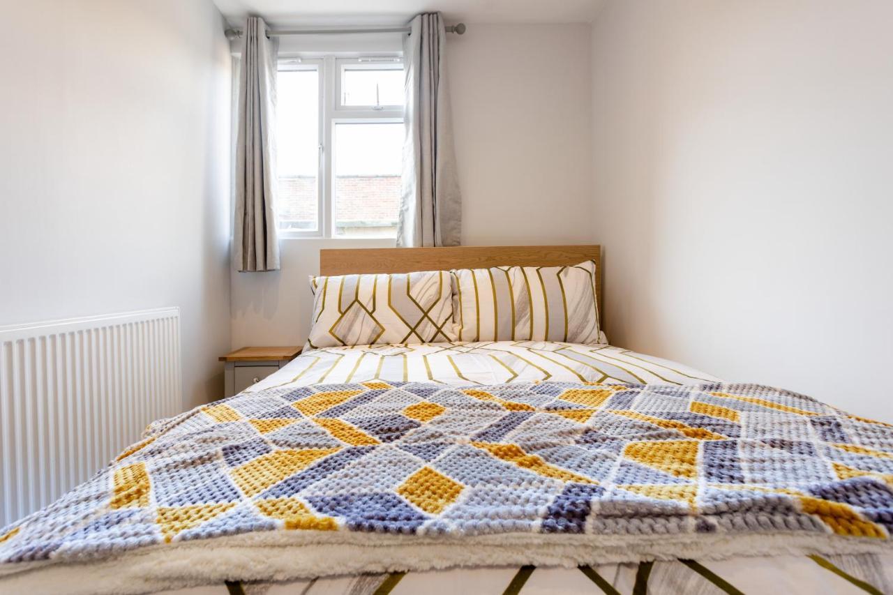 Amazing 3 Bedroom, 2 Bathroom, Ground Floor Flat With Garden, Near Train Station And Bus Stop * Londres