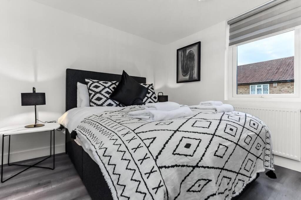 Apartment Hunky 3 Bedroom Flat In Hereward, *