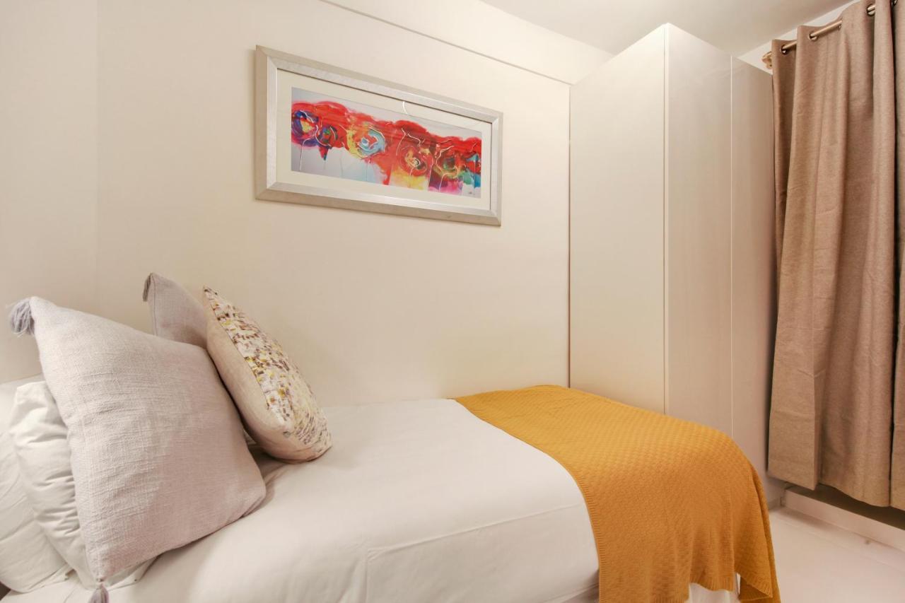 Bryanston Apartment *