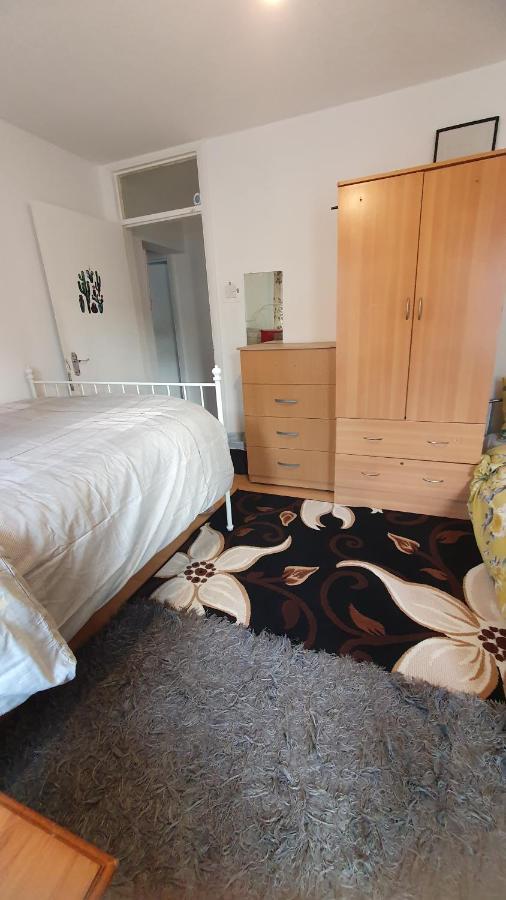 Merciful King Room, In Zone 2-3 * Londres