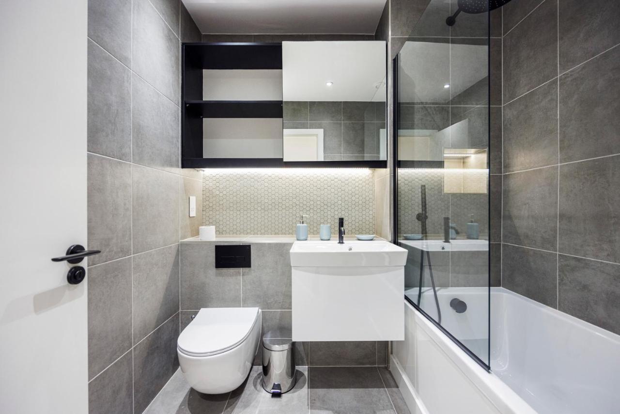 Apartment Luxury Spacious 2 Bed Apartment, - Sk London