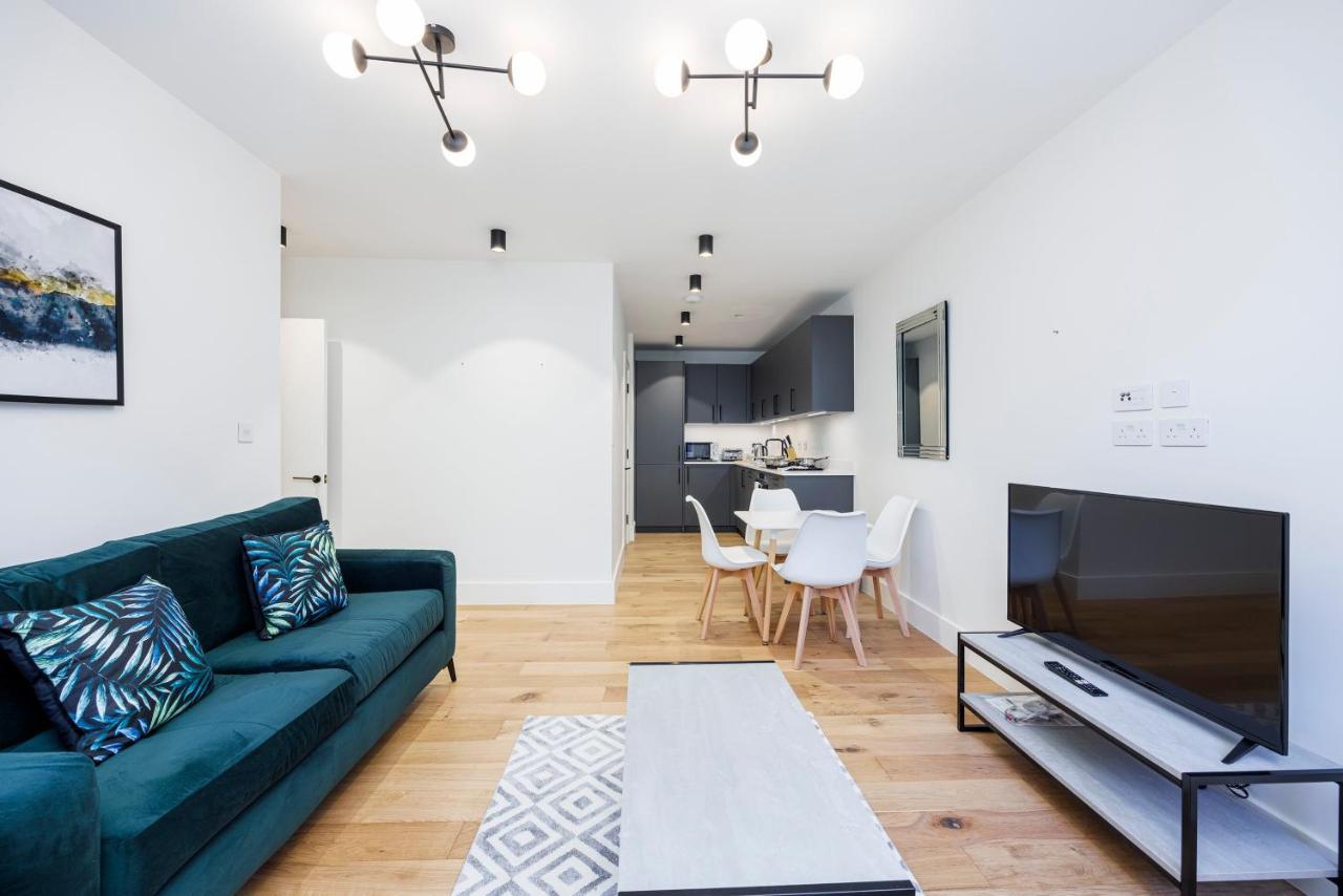 Apartment Luxury Spacious 2 Bed Apartment, - Sk London