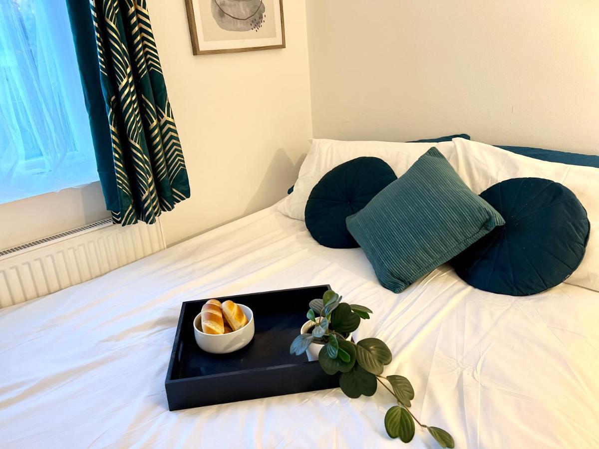 Cosy Trio: Flexible Near Mall With Parking London