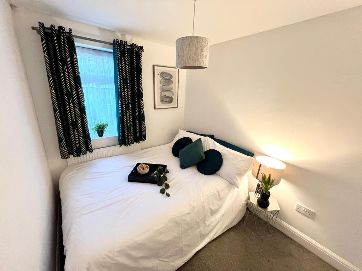 Cosy Trio: Flexible Near Mall With Parking * London