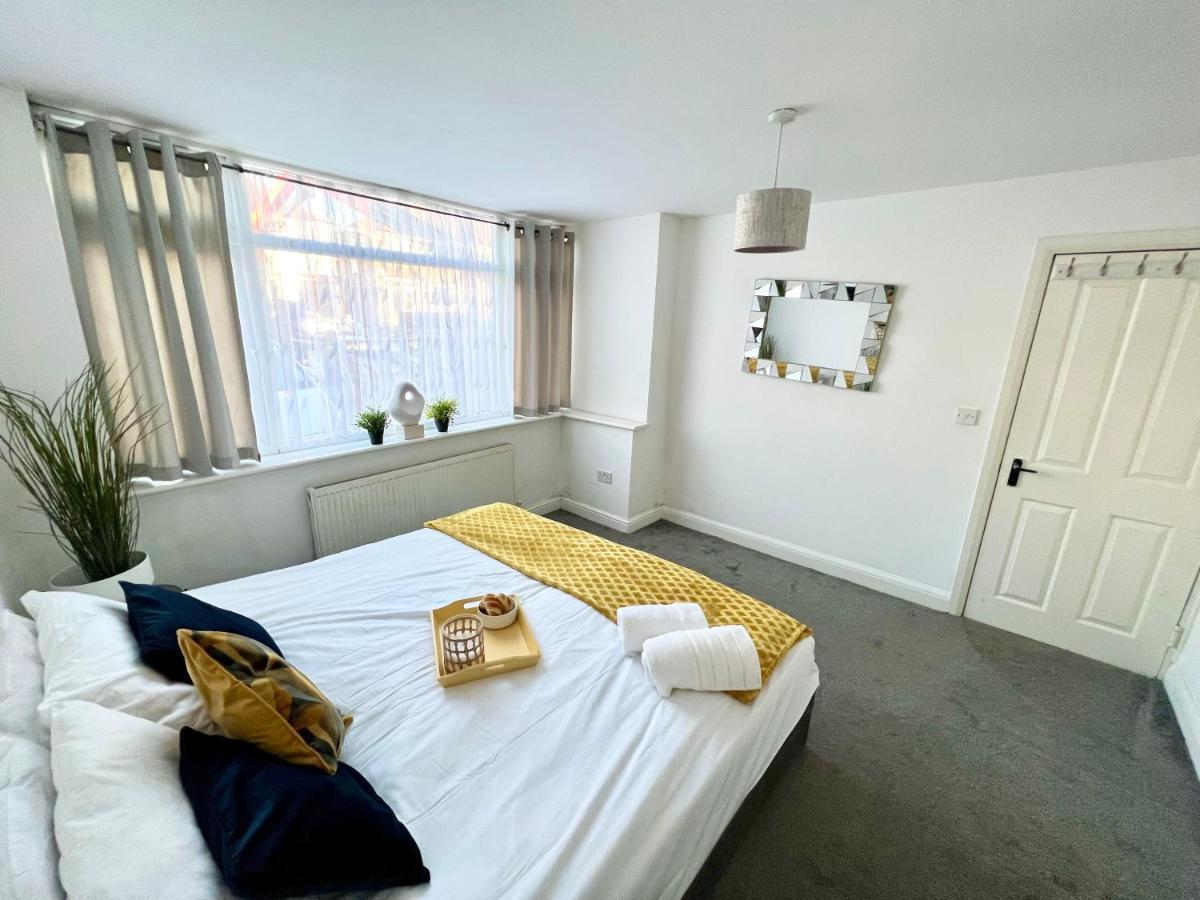 Cosy Trio: Flexible Near Mall With Parking Holiday home London