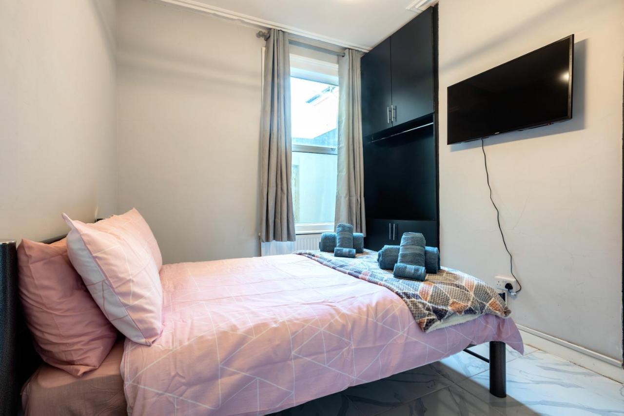 Amazing 3 Bedroom, 2 Bathroom, Ground Floor Flat With Garden, Near Train Station And Bus Stop Pousada