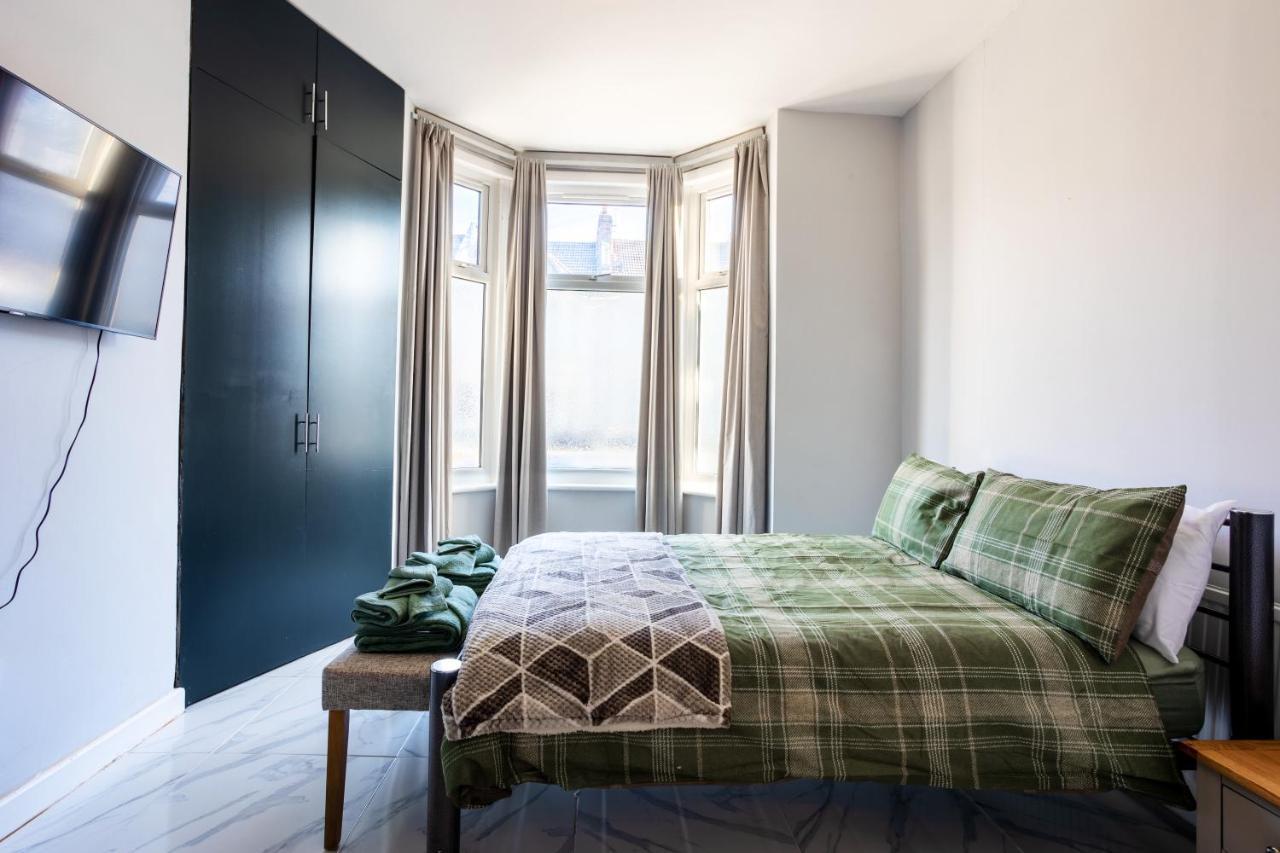 Amazing 3 Bedroom, 2 Bathroom, Ground Floor Flat With Garden, Near Train Station And Bus Stop