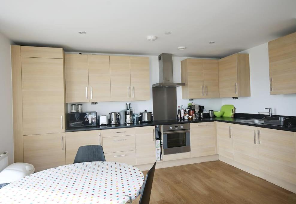 2 Bed 2 Baths Apt In Stratford Apartamento *