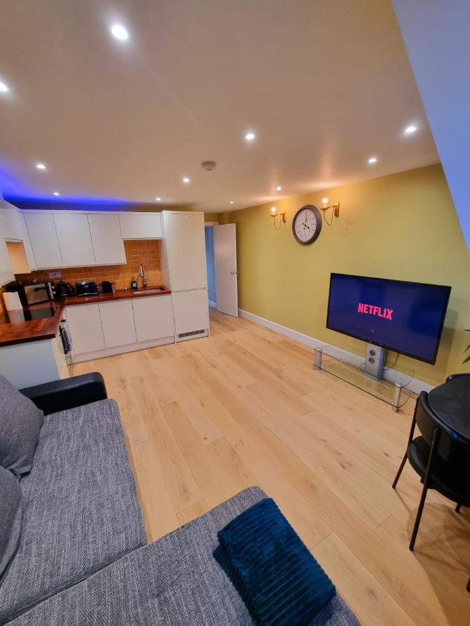 Stylish With Terrace & Parking * London