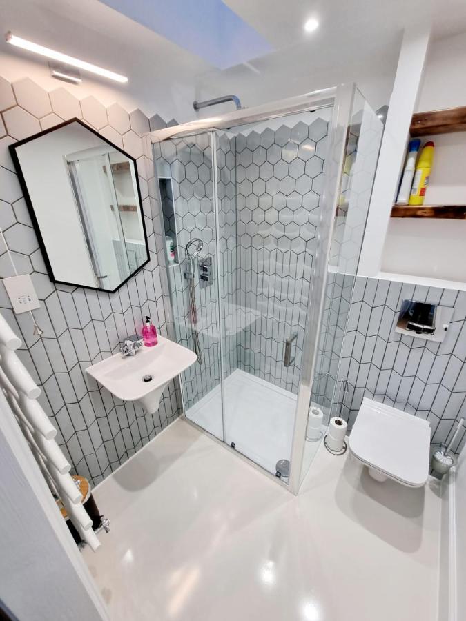 Stylish With Terrace & Parking * London