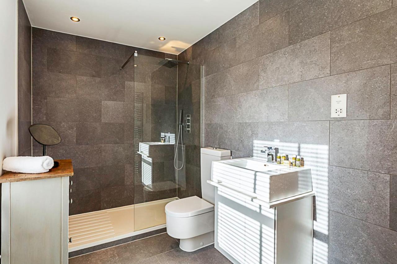 Elegant 3 Bed In Earl's Court Apartment