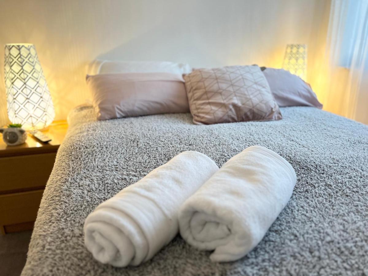 Modern Spacious Close To Station London
