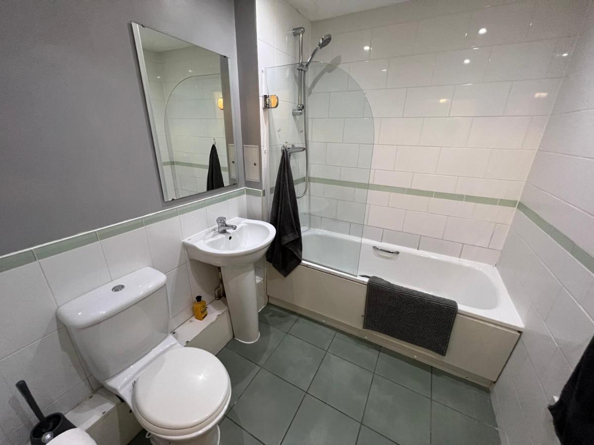 Modern Spacious Close To Station Apartamento Londres