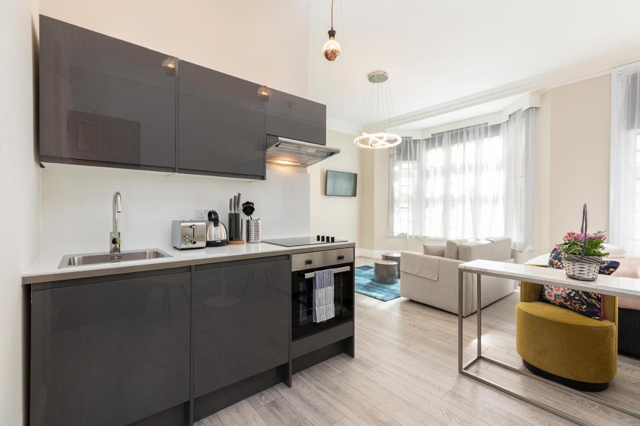 Air Conditioned High St Kensington Apartment *