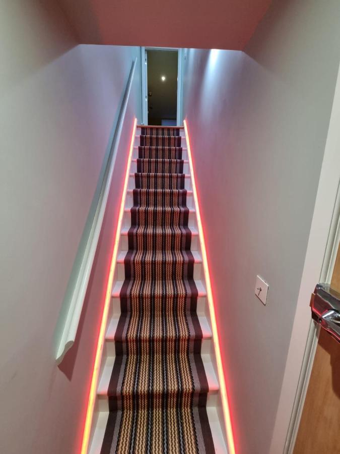 Apartment Stylish With Terrace & Parking London
